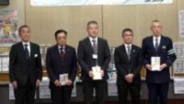 JA共済連鹿児島が県警などに交通安全用品など贈呈