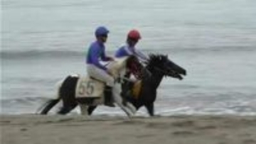 砂浜を疾走！珍レースが笑い誘う　名物行事「串木野浜競馬」にぎわう　鹿児島