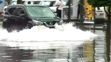 トラック通るたび水が波のように…　1時間67ミリの雨で国道は約30センチ冠水　一夜明け道路にたまった泥など清掃　鹿児島