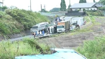 東九州道でトラックなど3台が絡む事故　志布志―志布志有明間が通行止め