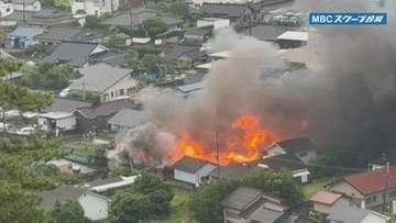 「2階くらいまで炎が上がった」垂水市で火事　住宅1棟と倉庫2棟が焼ける