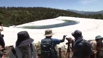 八幡平山頂「ドラゴンアイ」にぎわう　気温上がり一気に雪解け進む　“開眼”は6月10日ごろ　岩手県
