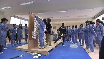 インテリア業界の仕事学ぶ出前授業　壁紙貼る作業を体験　岩手県盛岡市