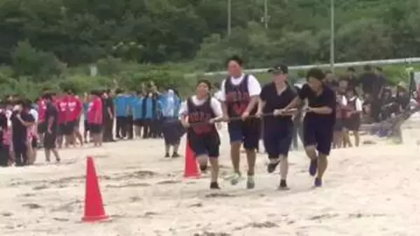 沿岸×内陸の高校生100人が「海の運動会」で砂浜スポーツ交流　岩手・山田町浦の浜海水浴場