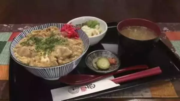 岩手の恵みをとじ込めた、贅沢“ふわトロ”卵とじ丼　爽やか×コクの二重奏！トマト卵とじの新感覚