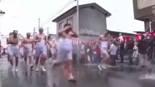 奇祭“大東大原水かけ祭り”　厳寒の中　幸せ願い駆け抜ける　岩手県一関市