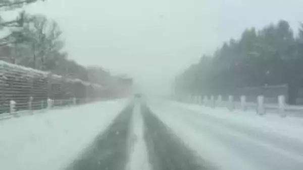 吹雪で追突か、東北道で積載車運転の男性死亡　走行車線上に停止の大型トラックに追突　広い範囲で路面凍結や圧雪　岩手県