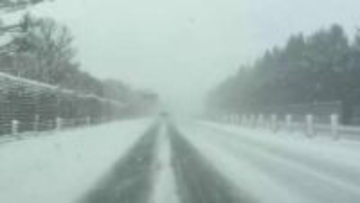 吹雪で追突か、東北道で積載車運転の男性死亡　走行車線上に停止の大型トラックに追突　広い範囲で路面凍結や圧雪　岩手県