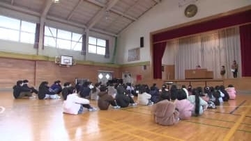 ワクワク冬休みへ　県内トップ、小学校で2学期の終業式　岩手県盛岡市