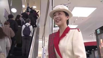 エスカレーターガールが期間限定復活　百貨店「カワトク」160周年大創業祭始まる　岩手県盛岡市