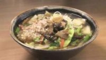 岩手・雫石町の駅前グルメ　名物「よしゃれそば」地元野菜と山菜が山盛り