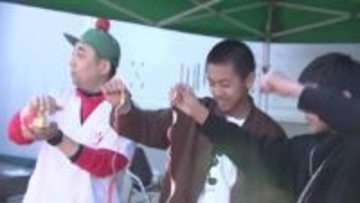 神子田朝市でリンゴに向き合う催し　皮をいかに長くむけるかを競う　ＧＷ最終日　岩手県盛岡市