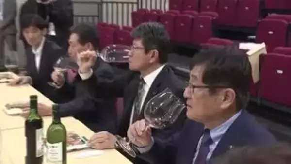ダム貯蔵ワインお披露目会　花巻市の田瀬ダム　岩手県