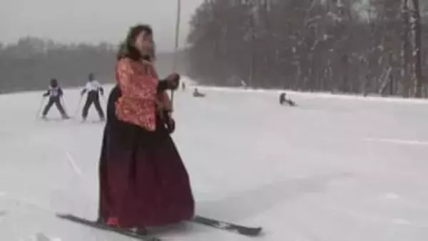 伝来当時のはかま姿でスキー楽しむ　スキーの日　岩手県雫石町