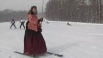 伝来当時のはかま姿でスキー楽しむ　スキーの日　岩手県雫石町