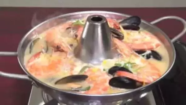 アツアツで辛い！中国の家庭料理　キムチのようでキムチじゃない“発酵白菜”の海鮮鍋、激辛派も満足！“しびれ系ラーメン”は本場の味　岩手県盛岡市