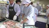 「岩手が誇る鶏肉産業を学ぶ　高校生が鶏の加工に挑戦　二戸市の企業が出前講座　久慈市」の画像1
