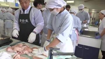岩手が誇る鶏肉産業を学ぶ　高校生が鶏の加工に挑戦　二戸市の企業が出前講座　久慈市