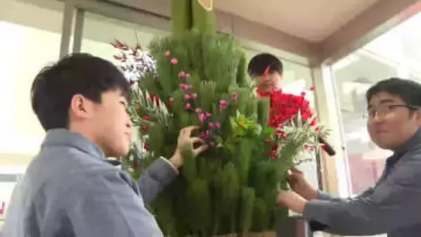 花巻農業高校の生徒が花巻空港に門松設置　新年を迎える準備　岩手県花巻市