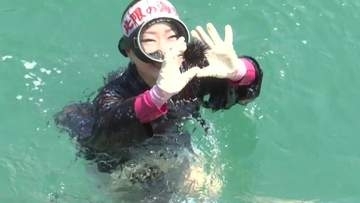 「北限の海女」素潜り漁を披露　岩手・久慈市の伝統漁始まる