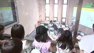 夏休み中の子どもたちが県警本部を見学　110番通報など体験　岩手県