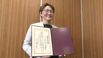 ハクセル美穂子氏に当選証書　雫石町長選で現職破り初当選　岩手県内自治体で初の女性トップに