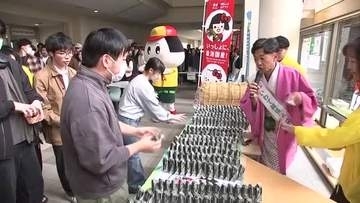「国消国産」を大学生へＰＲ　天津木村さんが県産米のおにぎり300セットを配布　岩手県滝沢市
