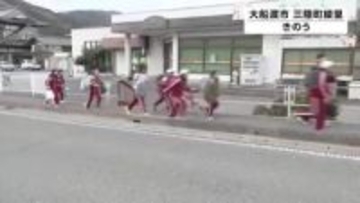 転倒し骨折するなど3人が病院に搬送　岩手県内で震度5弱を観測　津波警報・注意報から一夜　後発地震に備えを