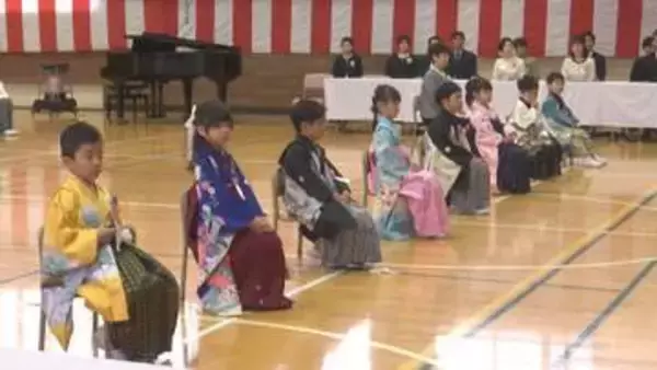 「県内トップ 綾里小 はかま姿の入学式　新1年生の笑顔が地域の希望　大船渡市山林火災から1年余り　岩手県」の画像