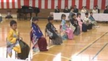 県内トップ 綾里小 はかま姿の入学式　新1年生の笑顔が地域の希望　大船渡市山林火災から1年余り　岩手県