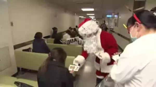 病院にサンタクロース　感染症予防にマスクのプレゼント　岩手県盛岡市