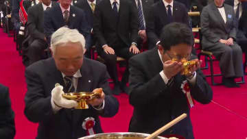 中尊寺で新年恒例の「金盃披き」　平安と五穀豊穣願い　岩手県平泉町