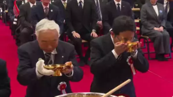 中尊寺で新年恒例の「金盃披き」　平安と五穀豊穣願い　岩手県平泉町