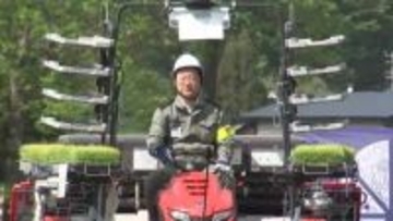 達増知事が「白銀のひかり」田植え　生産者を激励　岩手県