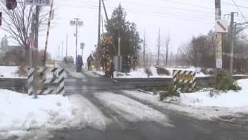 踏切で列車と衝突し軽自動車の女性死亡　花巻市のＪＲ東北本線　岩手県