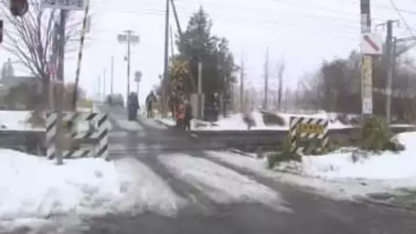踏切で列車と衝突し軽自動車の女性死亡　花巻市のＪＲ東北本線　岩手県