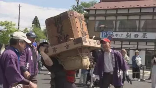 弁慶力餅競技大会　力自慢が集合　重さ160kgの巨大な鏡餅を運ぶ　岩手県平泉町