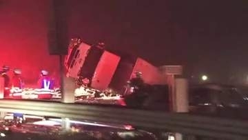 東北道で車5台が絡む事故で1人死亡　乗用車炎上・トラック横転し道路の外に　濃霧で見通し不良か　岩手・盛岡南ＩＣ付近