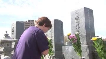 彼岸の中日　墓参りする人の姿　青空のもと先祖へ思い　岩手県盛岡市