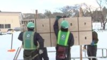 雪の中、衆院選の掲示板設置急ピッチ　真冬の短期決戦に四苦八苦　岩手県