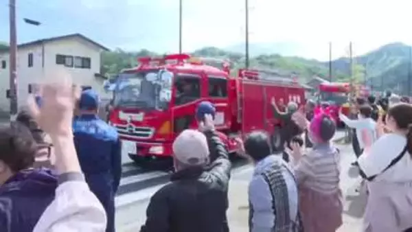 岩手・大槌町山林火災、緊急消防援助隊が撤収「家を守ってくれてありがとう」多くの町民が沿道で感謝の見送り