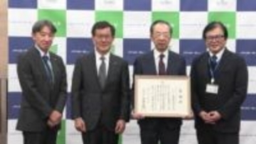 施設の改修やキャンパスの環境整備活用　調剤薬局事業を手掛ける企業からの寄付金に感謝状