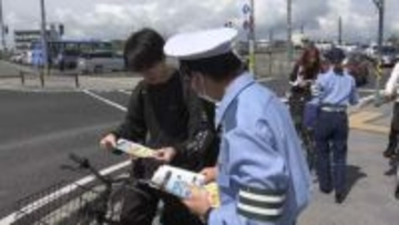 「青切符」制度運用から1カ月　自転車指導・警告690件　駅や大学で安全利用呼びかけ