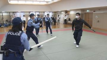 専門学校生が警察体験　津警察署で見学会