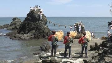 長さ約35メートルの大注連縄　二見興玉神社で張り替え