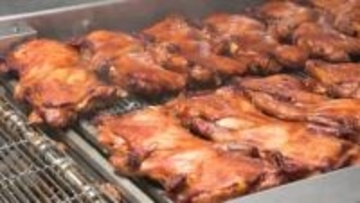 クリスマス用ローストチキンの生産が最盛期