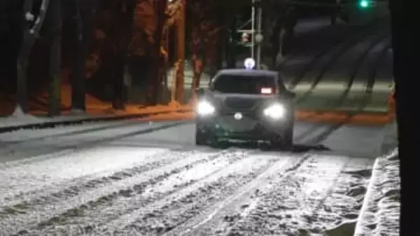 大型トレーラーがスリップして中古車販売店に衝突など　スリップ事故多発