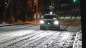 大型トレーラーがスリップして中古車販売店に衝突など　スリップ事故多発