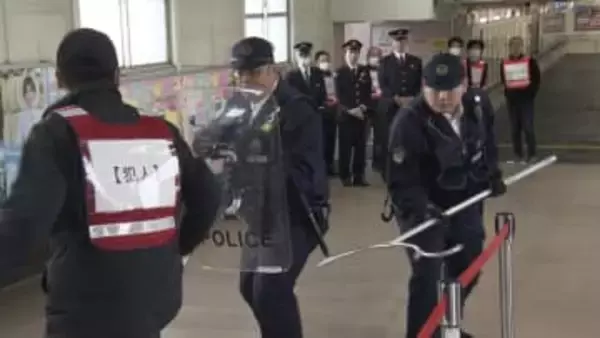 刃物を持った不審者想定　駅でテロ対応訓練