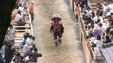 「馬が坂駆け上がる　多度大社で上げ馬神事」の画像1